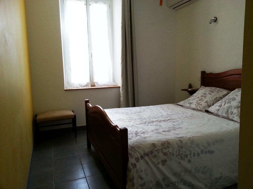 Millot Conilhac Bed & Breakfast Room photo